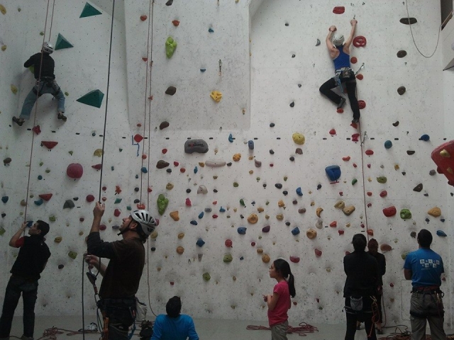 Climbing with helmets to avoid risks 